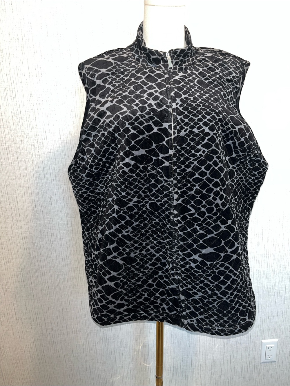 Sleeveless Black & Gray Patterned Mock Neck Top